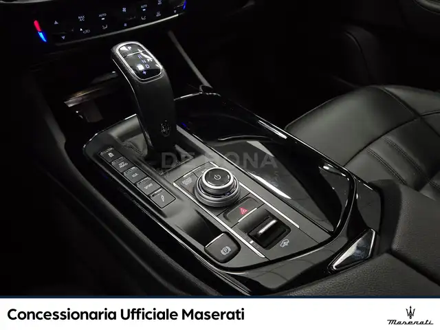 Maserati Levante view 12