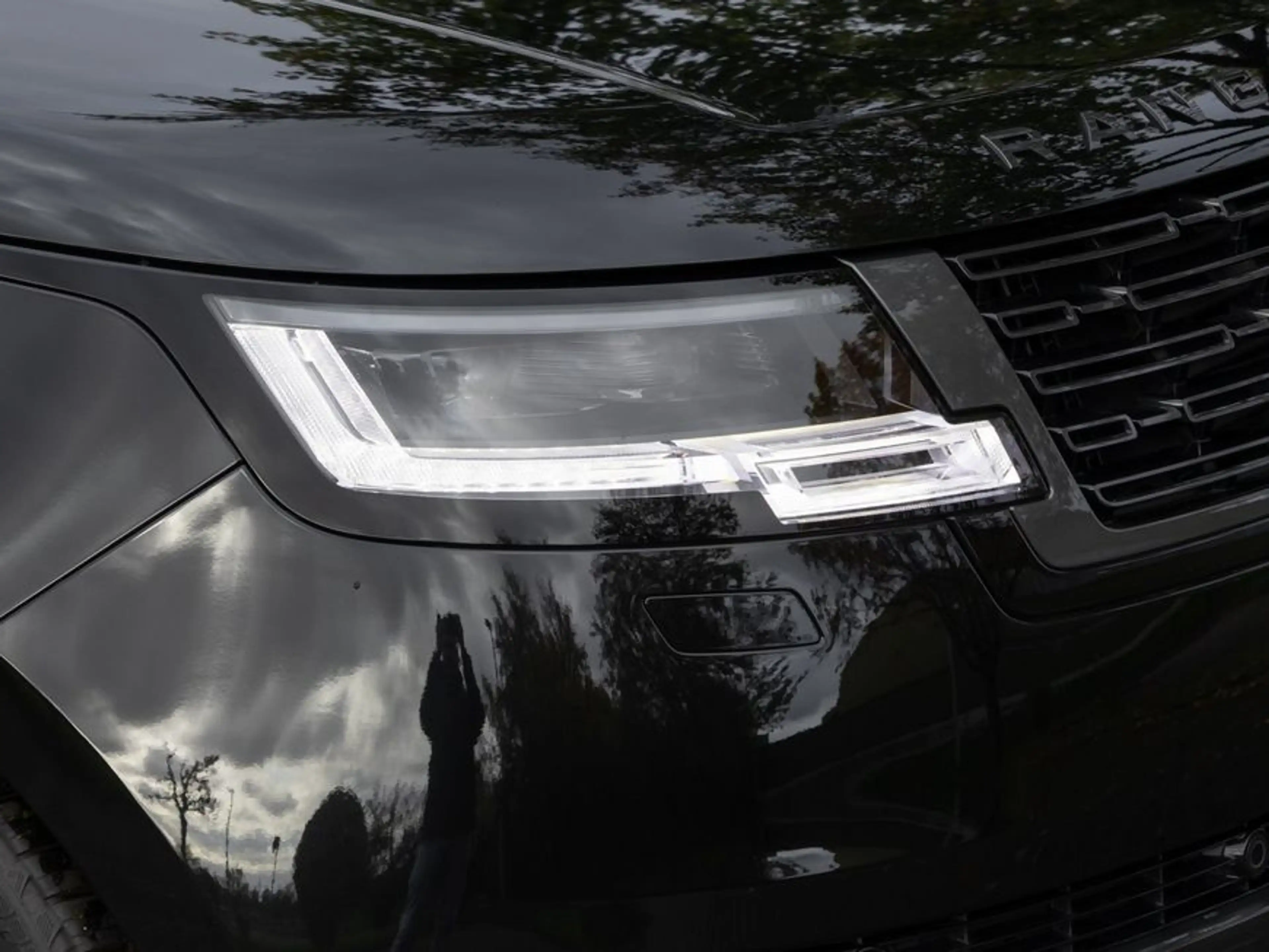 Land Rover Range Rover P550e Hybrid Autobiography — photo 16