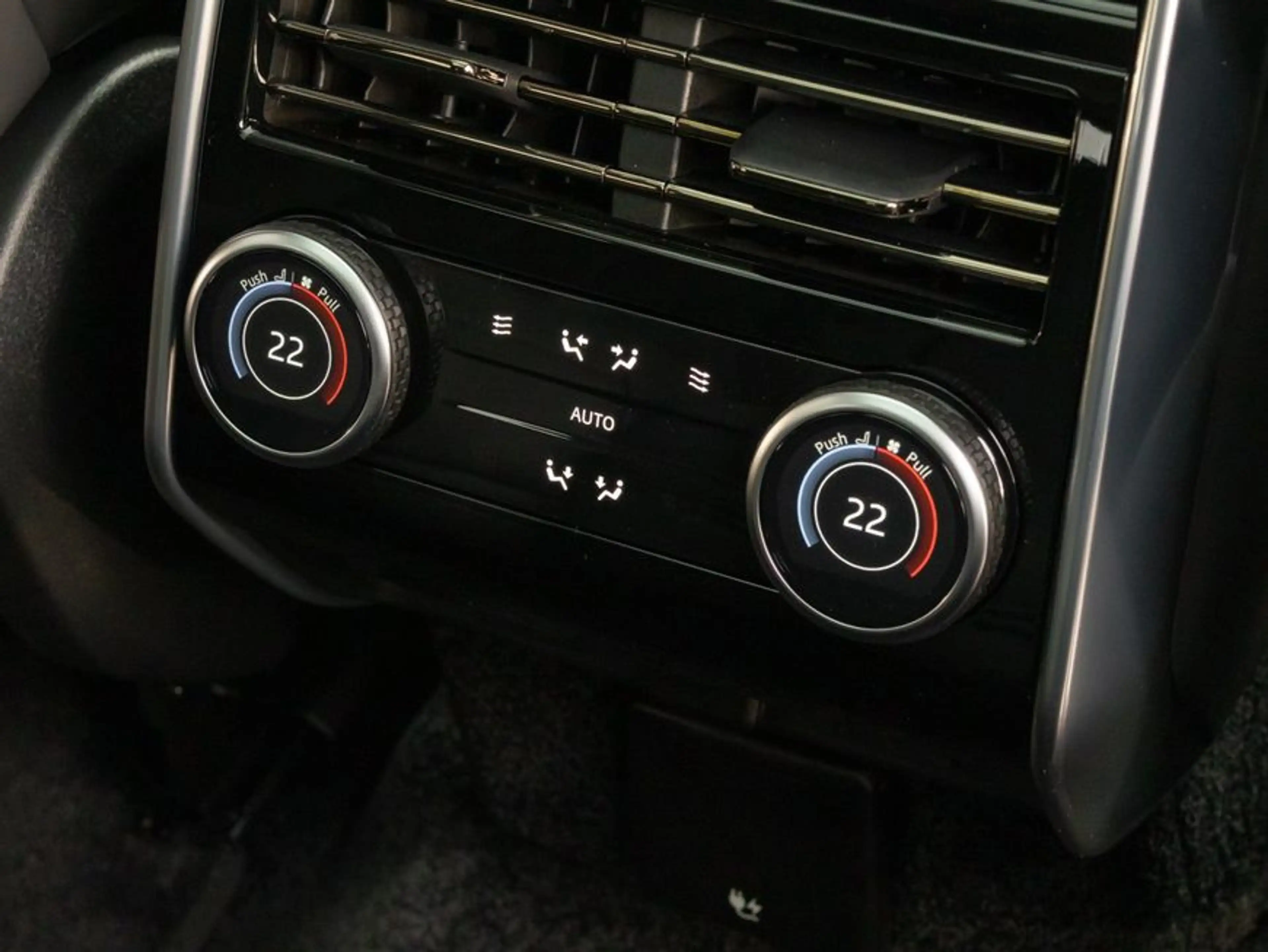 Land Rover Range Rover P550e Hybrid Autobiography — photo 11