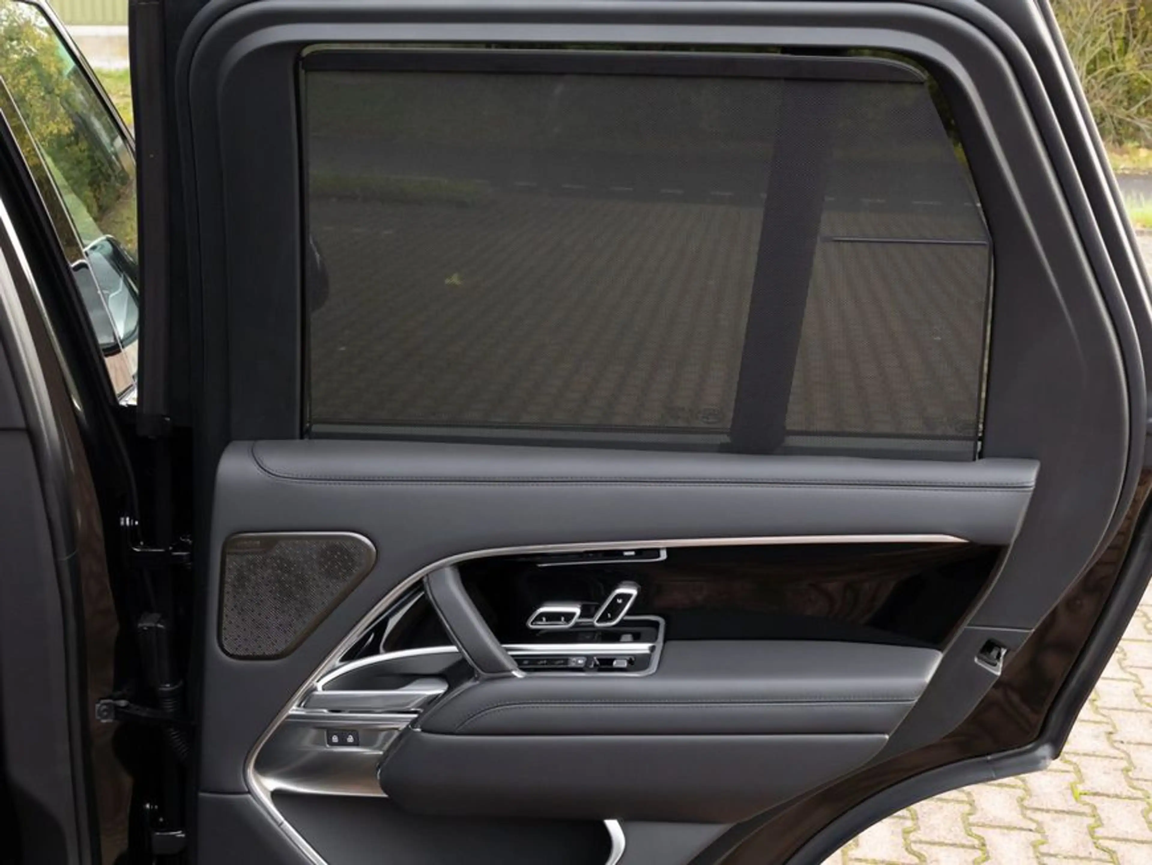 Land Rover Range Rover P550e Hybrid Autobiography — photo 15