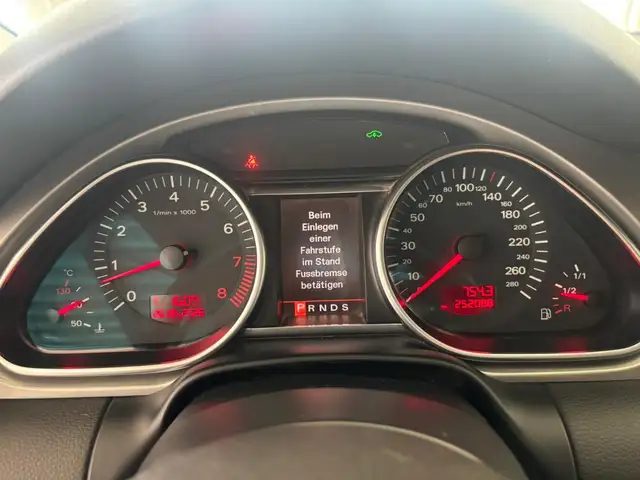 Audi Q7 view 22
