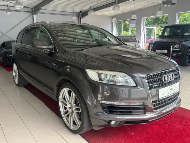 Audi Q7 view 7