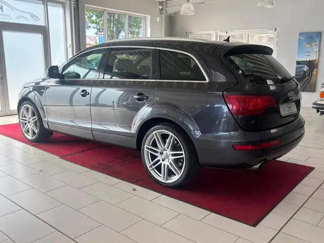 Audi Q7 view 13