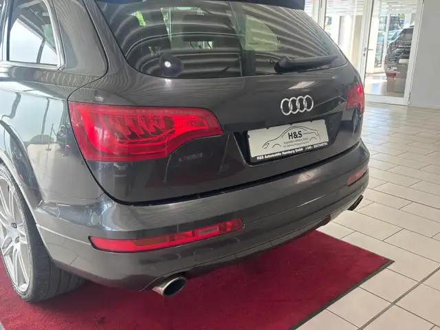Audi Q7 view 3