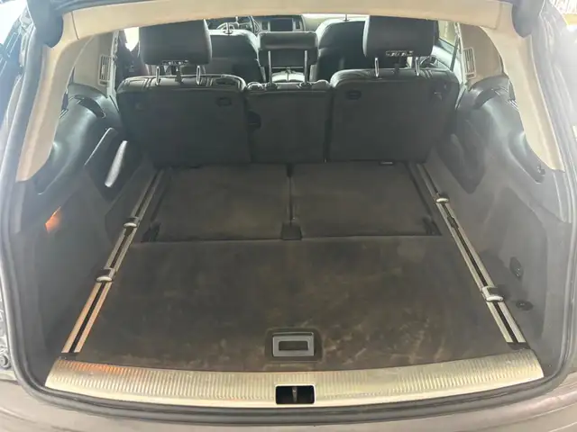Audi Q7 view 9