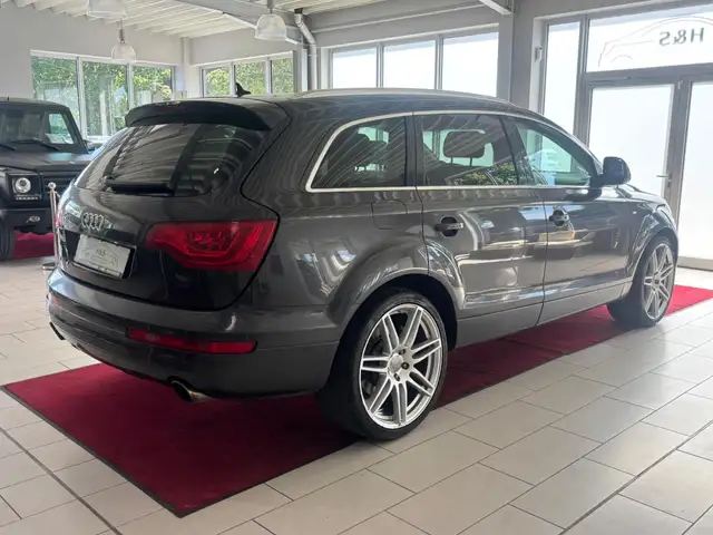 Audi Q7 view 4