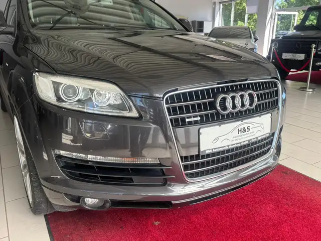 Audi Q7 view 8