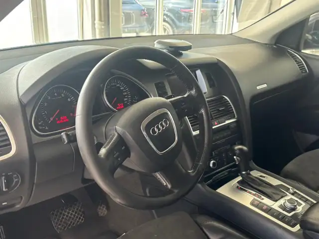 Audi Q7 view 18