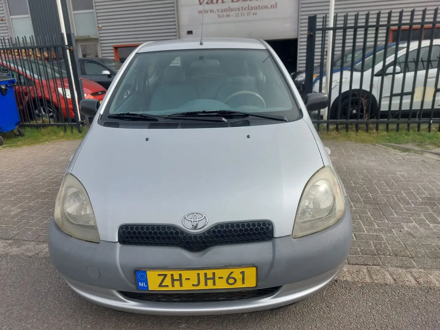 Toyota Yaris 1.0-16V VVT-i Terra 3 deurs Grau - 2