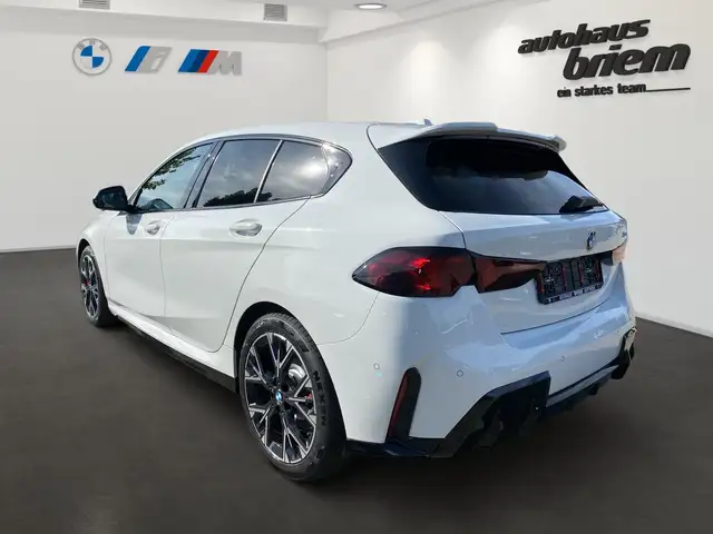 BMW 1 Series view 4