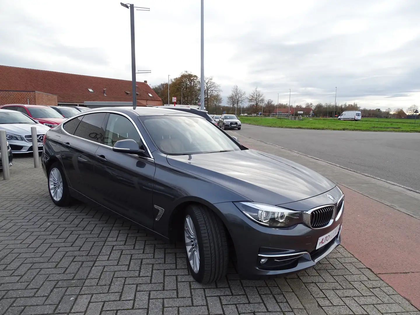 BMW 320 320d xDrive GT Aut. Sport Line Grijs - 2