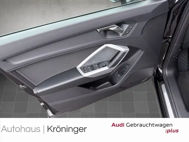 Audi Q3 view 8