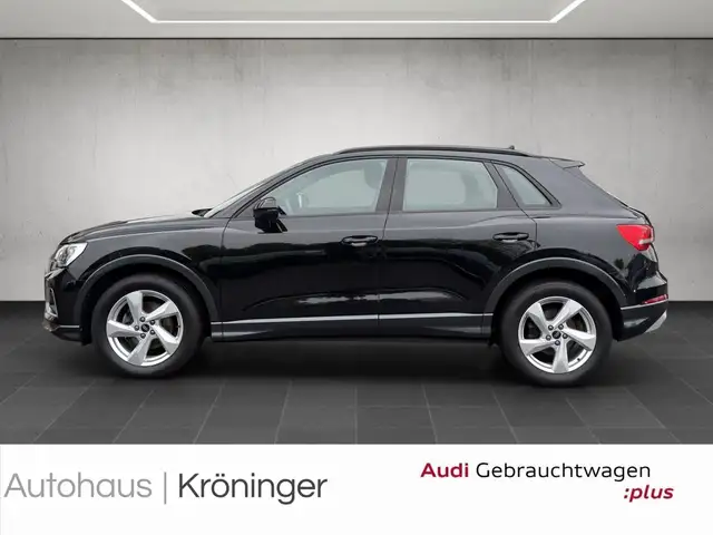 Audi Q3 view 3