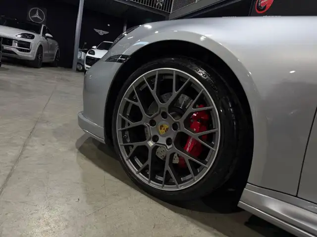 Porsche 911 view 8