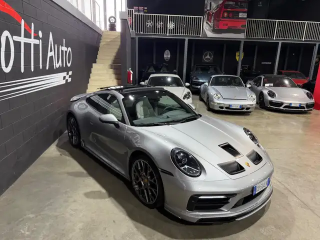 Porsche 911 view 3