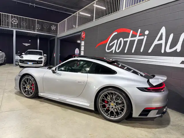 Porsche 911 view 5