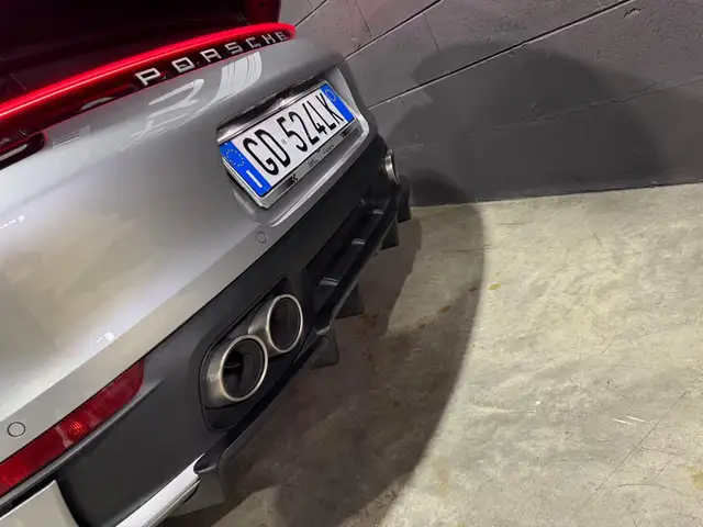 Porsche 911 view 7