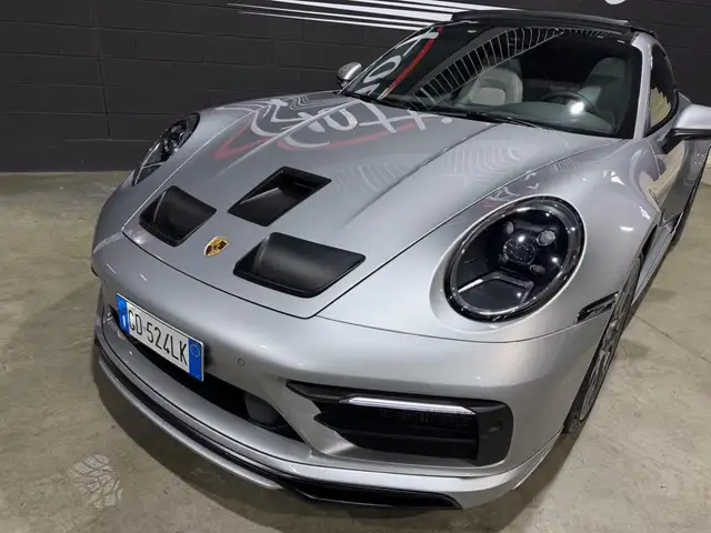 Porsche 911 view 9