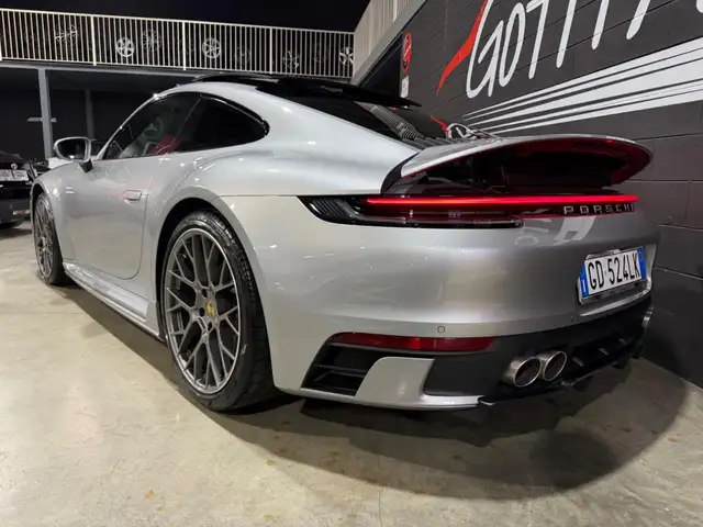 Porsche 911 view 6