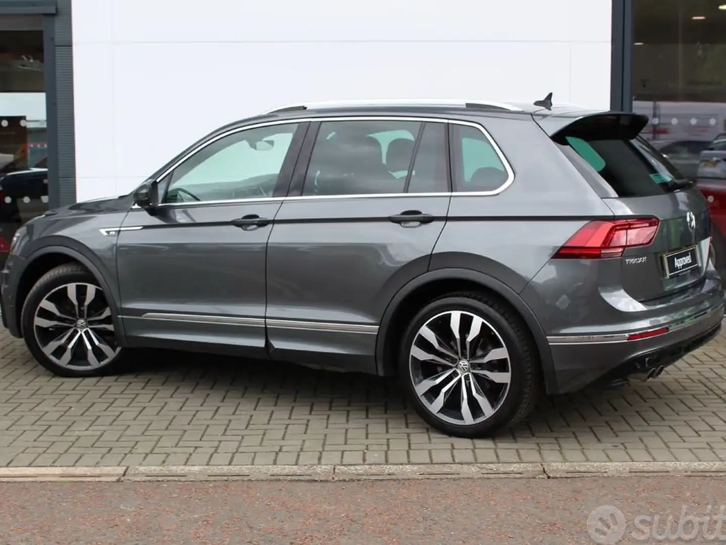 Volkswagen Tiguan Tiguan II 2.0 tdi Executive 150cv dsg R-line Grigio - 2