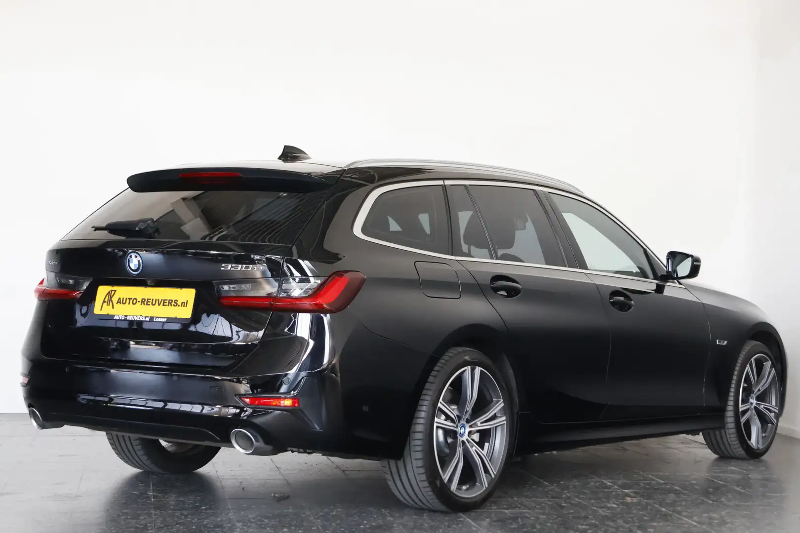 BMW 330 3-serie Touring 330e xDrive High Executive / Laser Zwart - 2