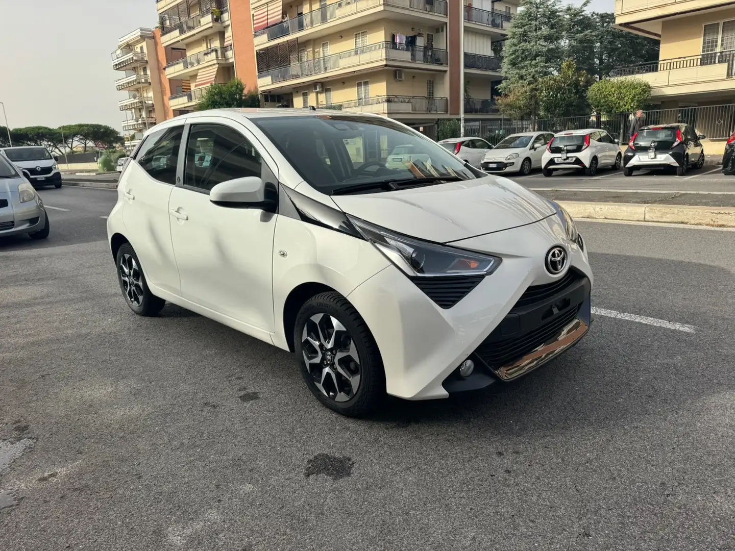 Toyota Aygo Connect 1.0 VVT-i 72 CV 5 porte x-play LED NAVI KA Bianco - 2