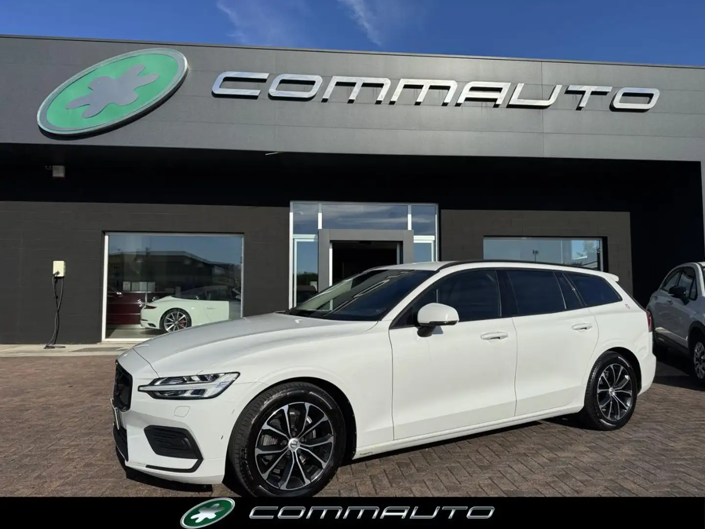 Volvo V60 D3 AWD Geartronic Momentum Blanc - 1