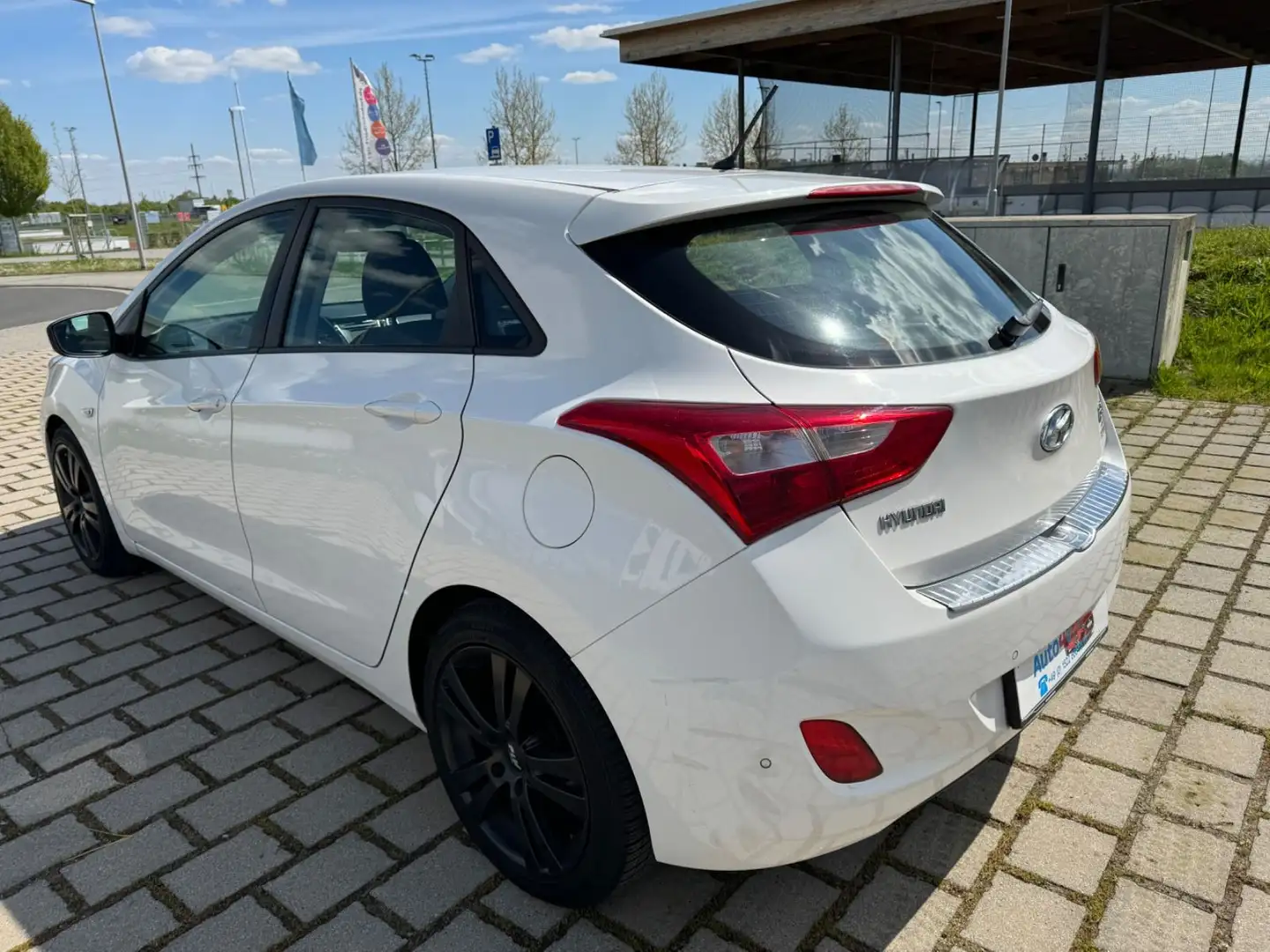 Hyundai i30 1,4 Benzin PDC Klima Lenkrad-Multifunktion Білий - 1