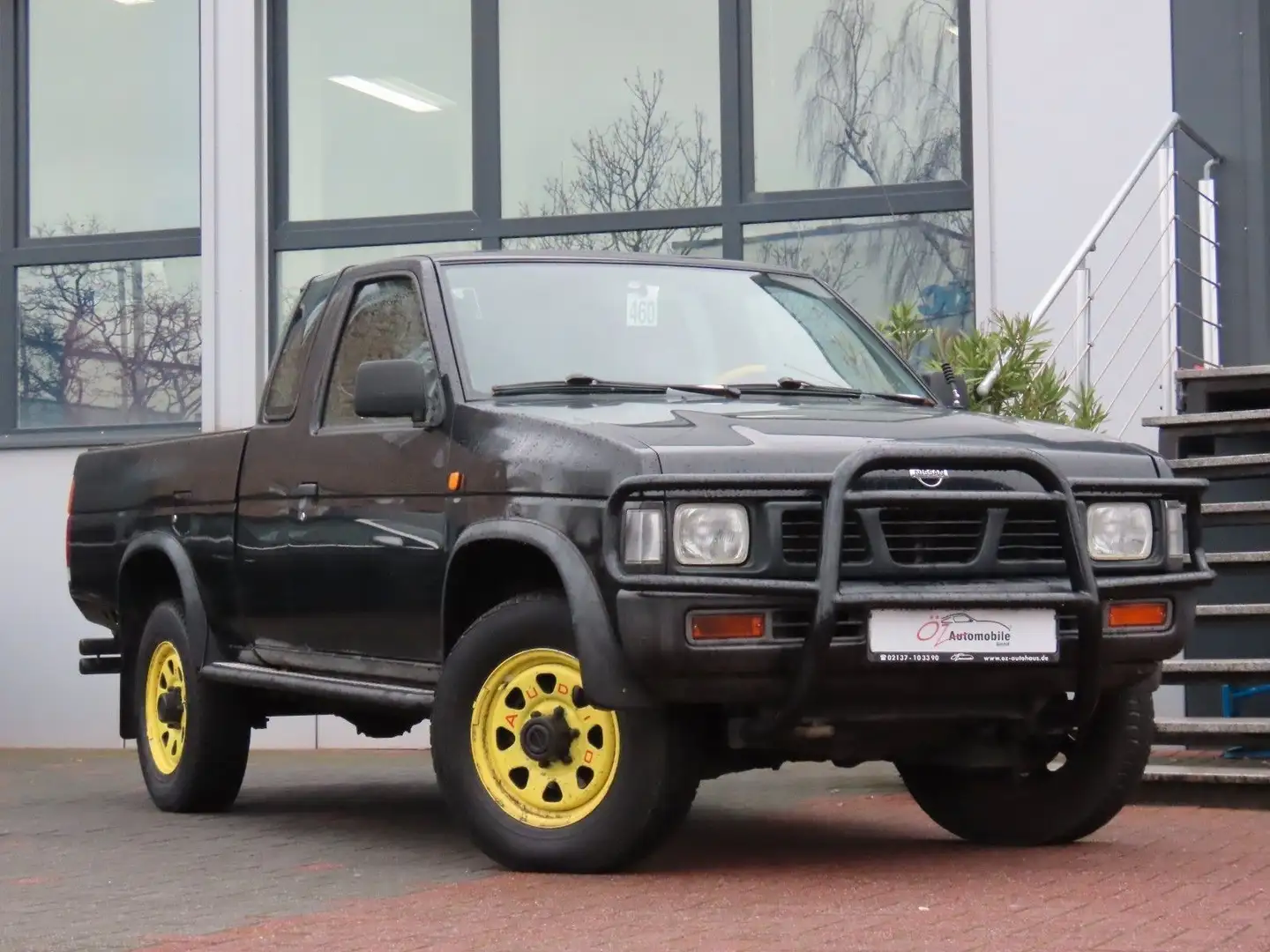 Nissan Pick Up 4x4 2.4 2.Hand Zwart - 1