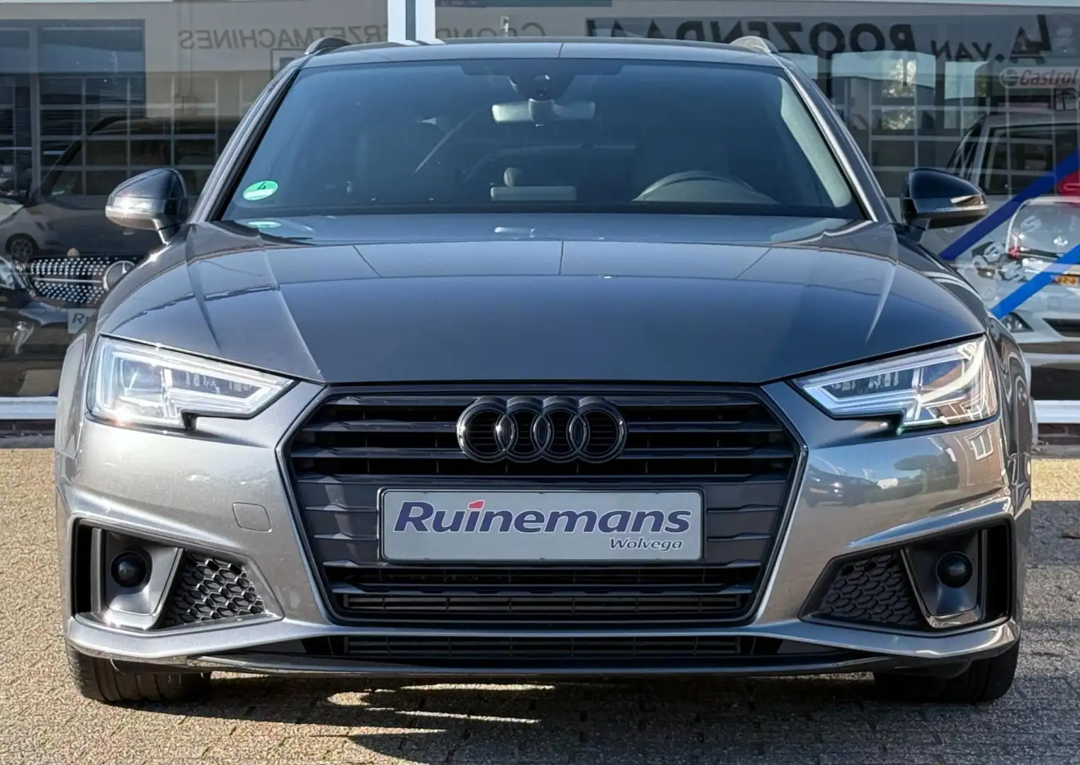 Audi A4 Avant 35 TFSI / S LINE / LEER / LED / NL AUTO / TR Grau - 2