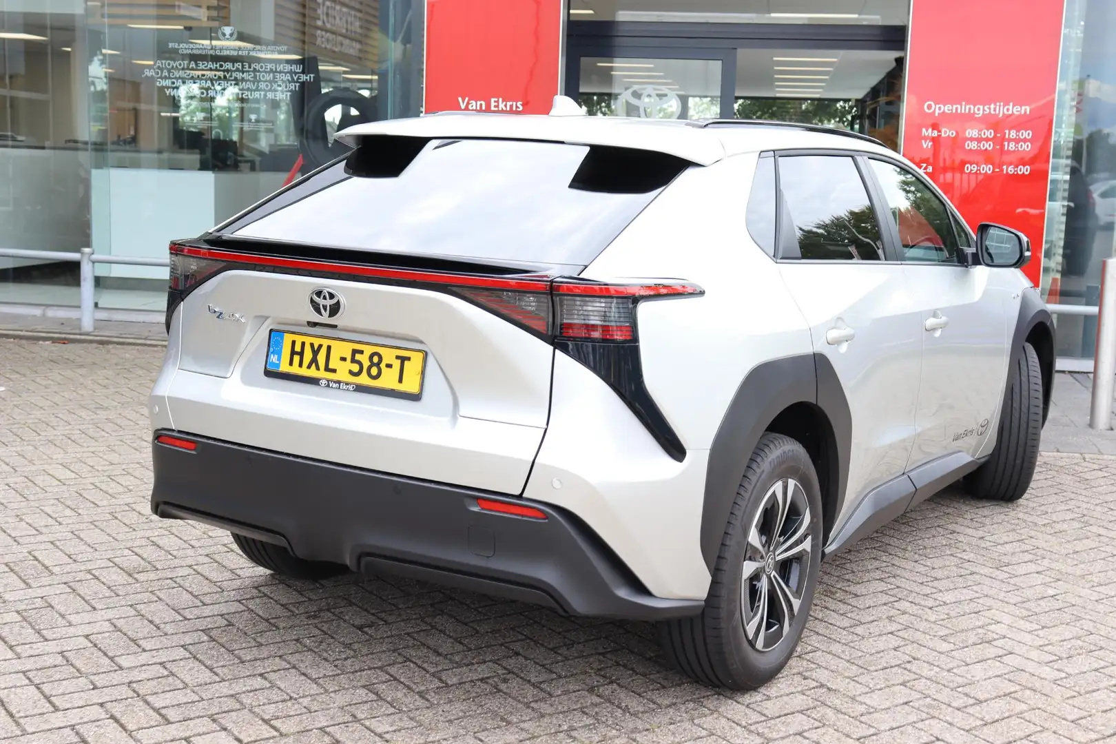 Toyota bZ4X Dynamic 71 kWh € 11.836 Demovoordeel! Grijs - 2