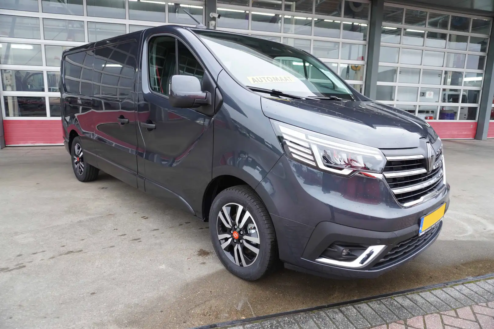 Renault Trafic 2.0 Blue dCi 170pk T30 L2H1 Red Edition Exclusive Grijs - 2