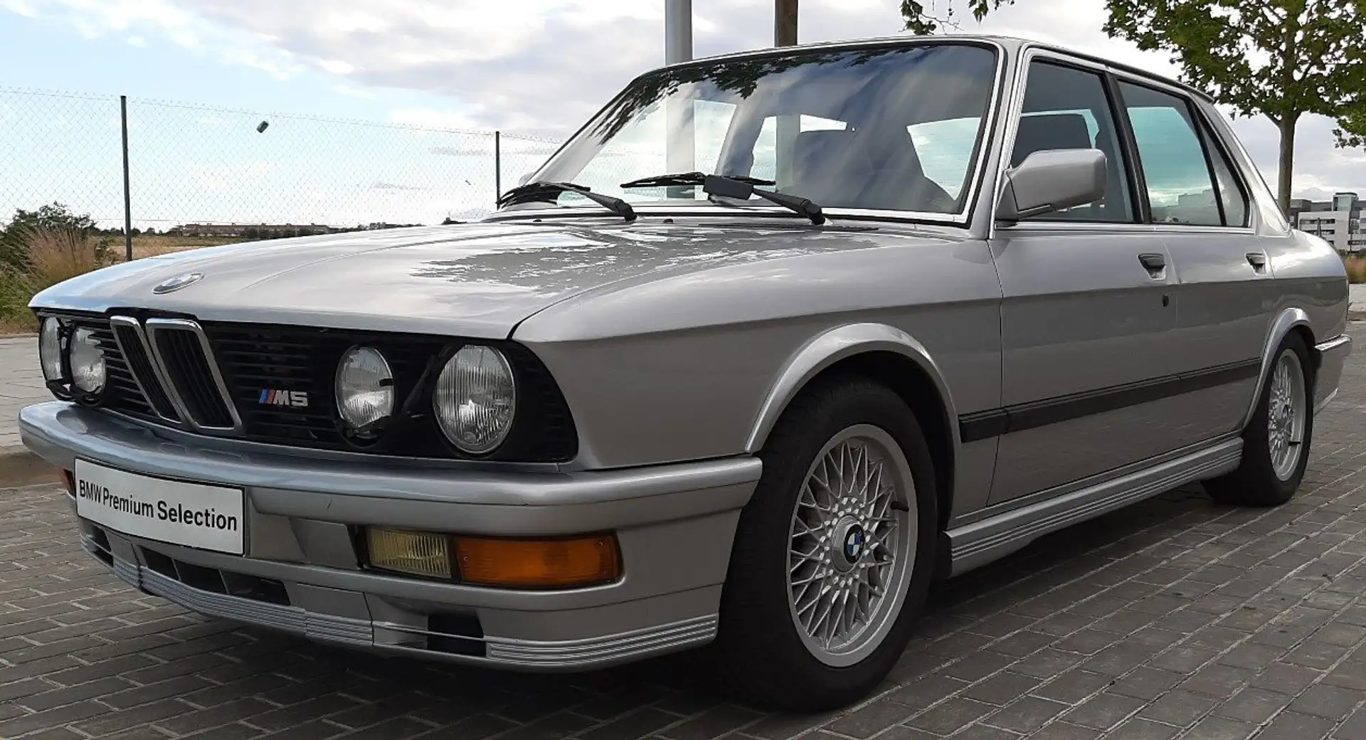 BMW M5 Srebrny - 2