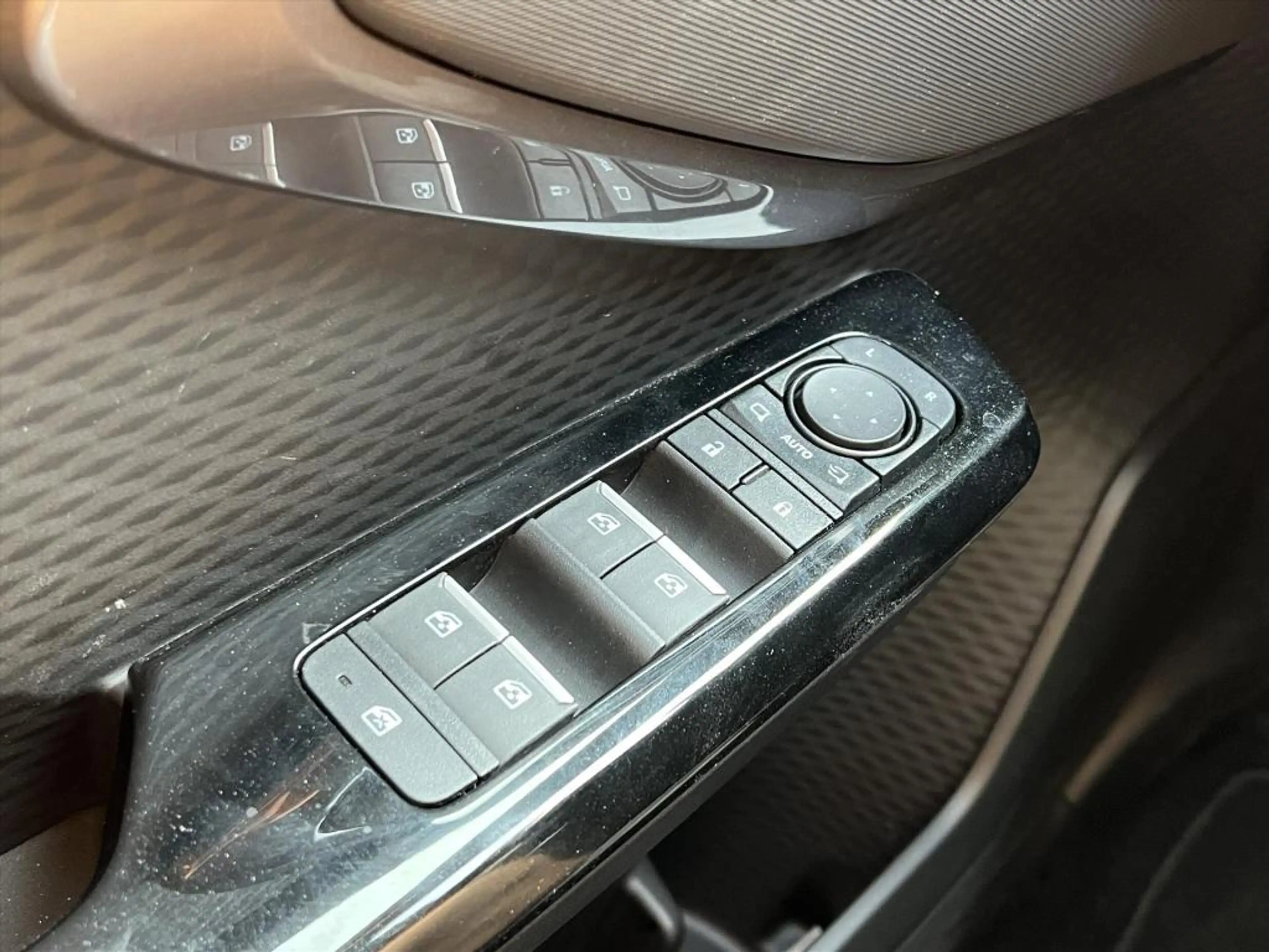 Toyota Urban Cruiser 61,1 kWh 174pk Executive | JBL, Stoel- Stuurverwar — photo 25