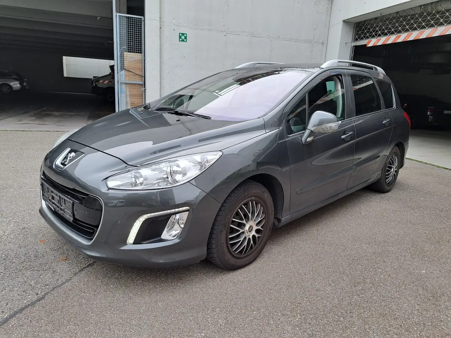 Peugeot 308 Allure Grau - 1