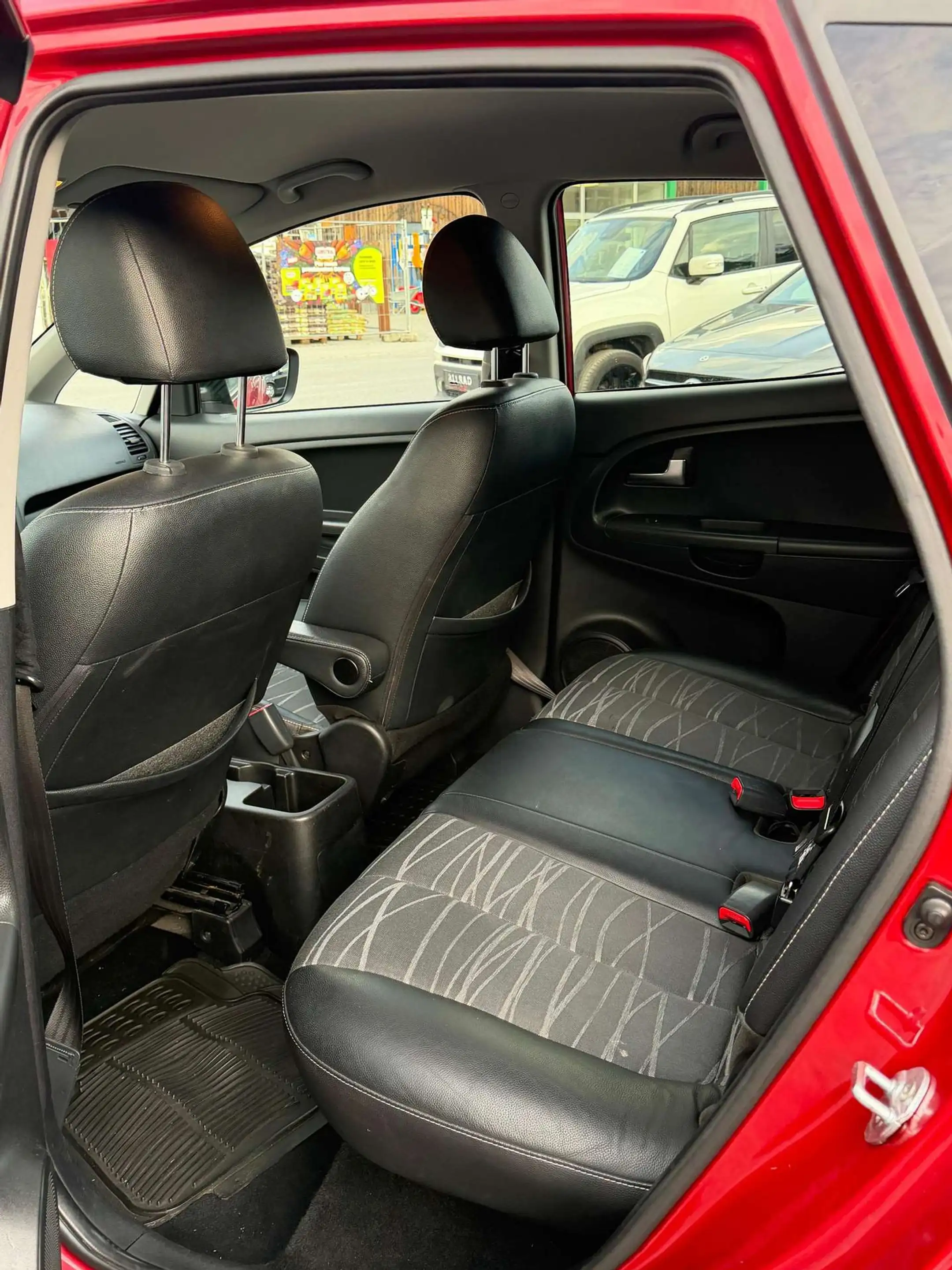 Kia Venga Venga 1,4 CRDi ISG Österreich Edition Gold — photo 7