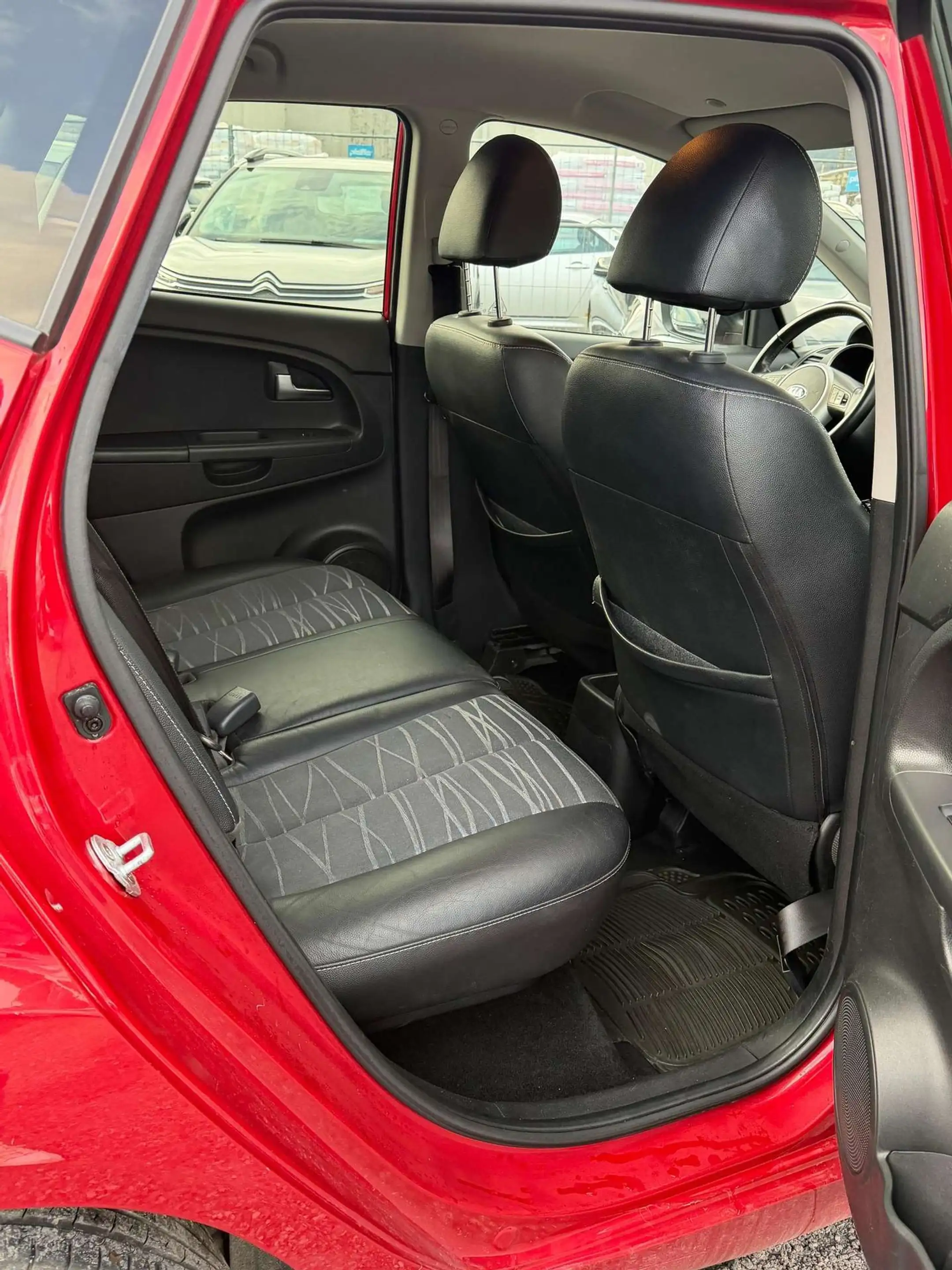 Kia Venga Venga 1,4 CRDi ISG Österreich Edition Gold — photo 6