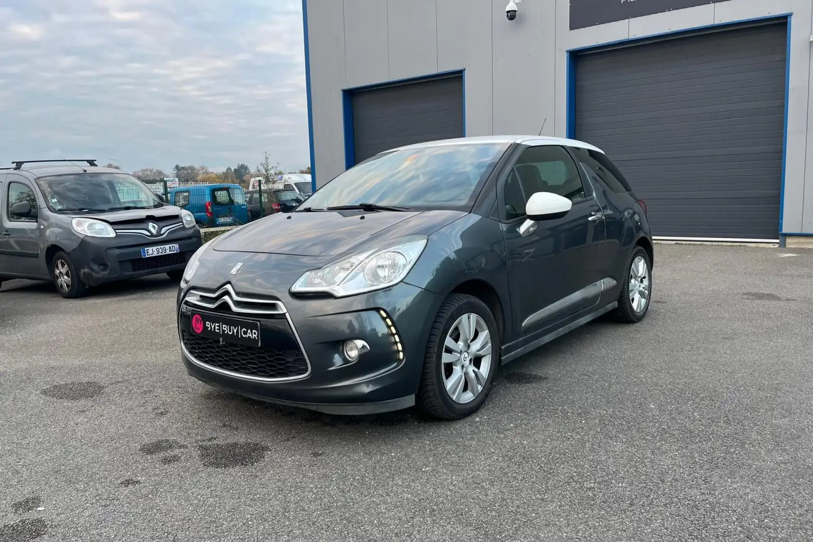 DS Automobiles DS 3 1.2i - 82 CH So Chic PHASE 2 GTIE 12 MOIS Gris - 1