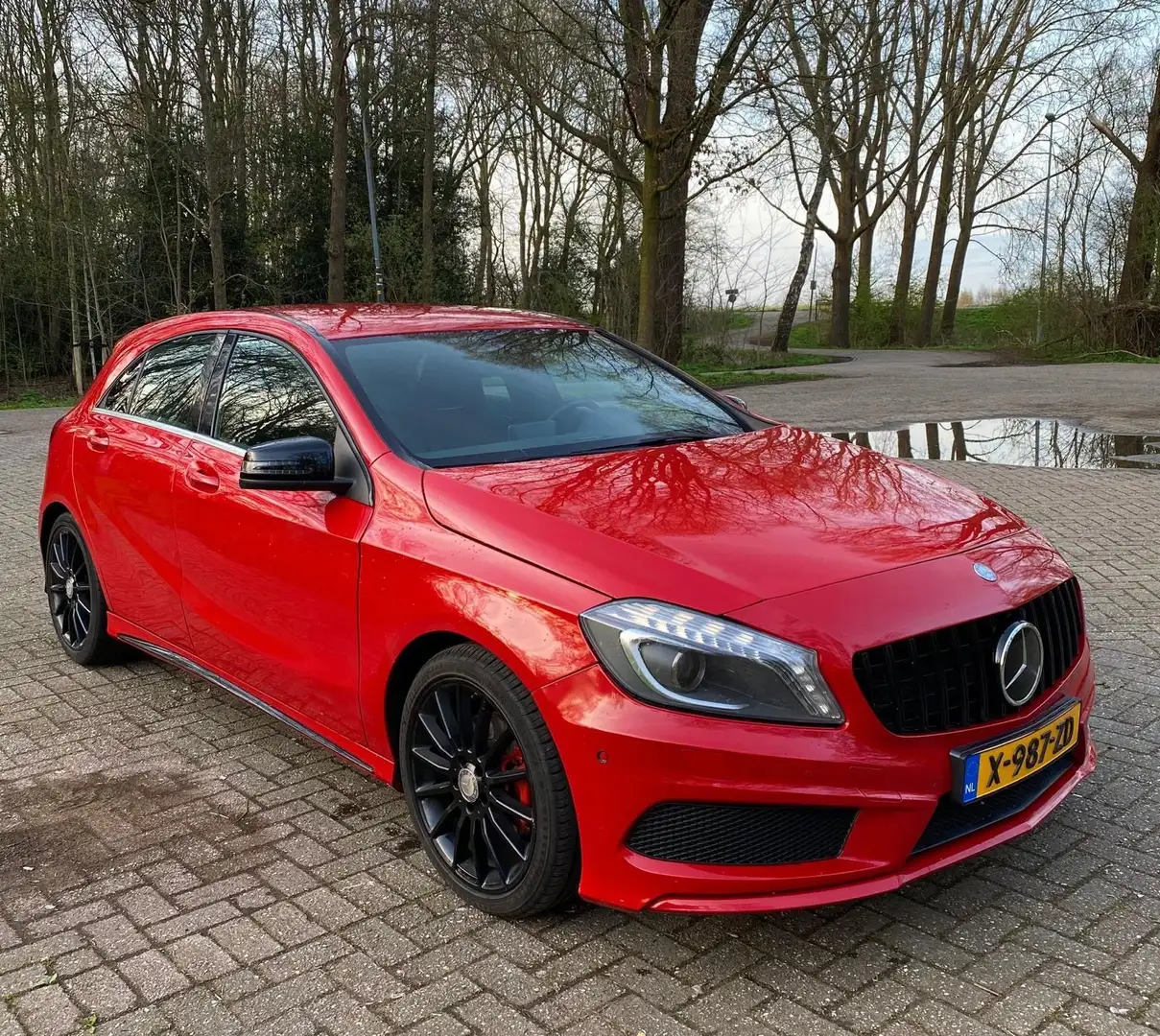 Mercedes-Benz A 180 Ambition AMG Line Rood - 1