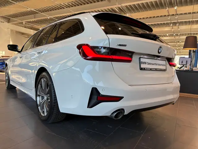 BMW 3 Series view 5