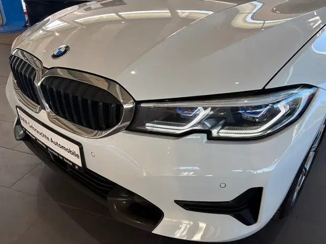 BMW 3 Series view 9
