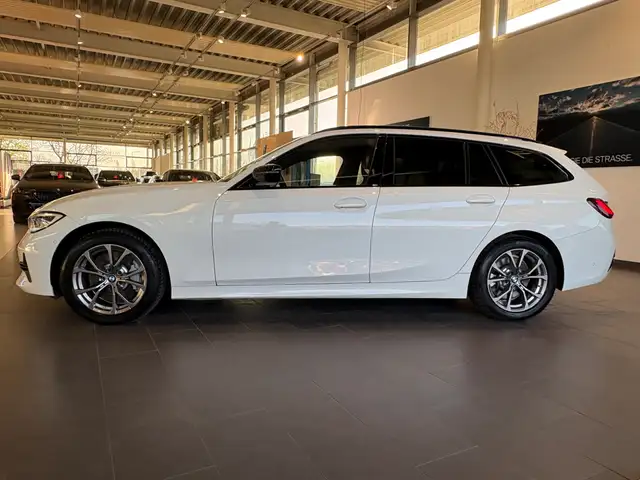 BMW 3 Series view 4