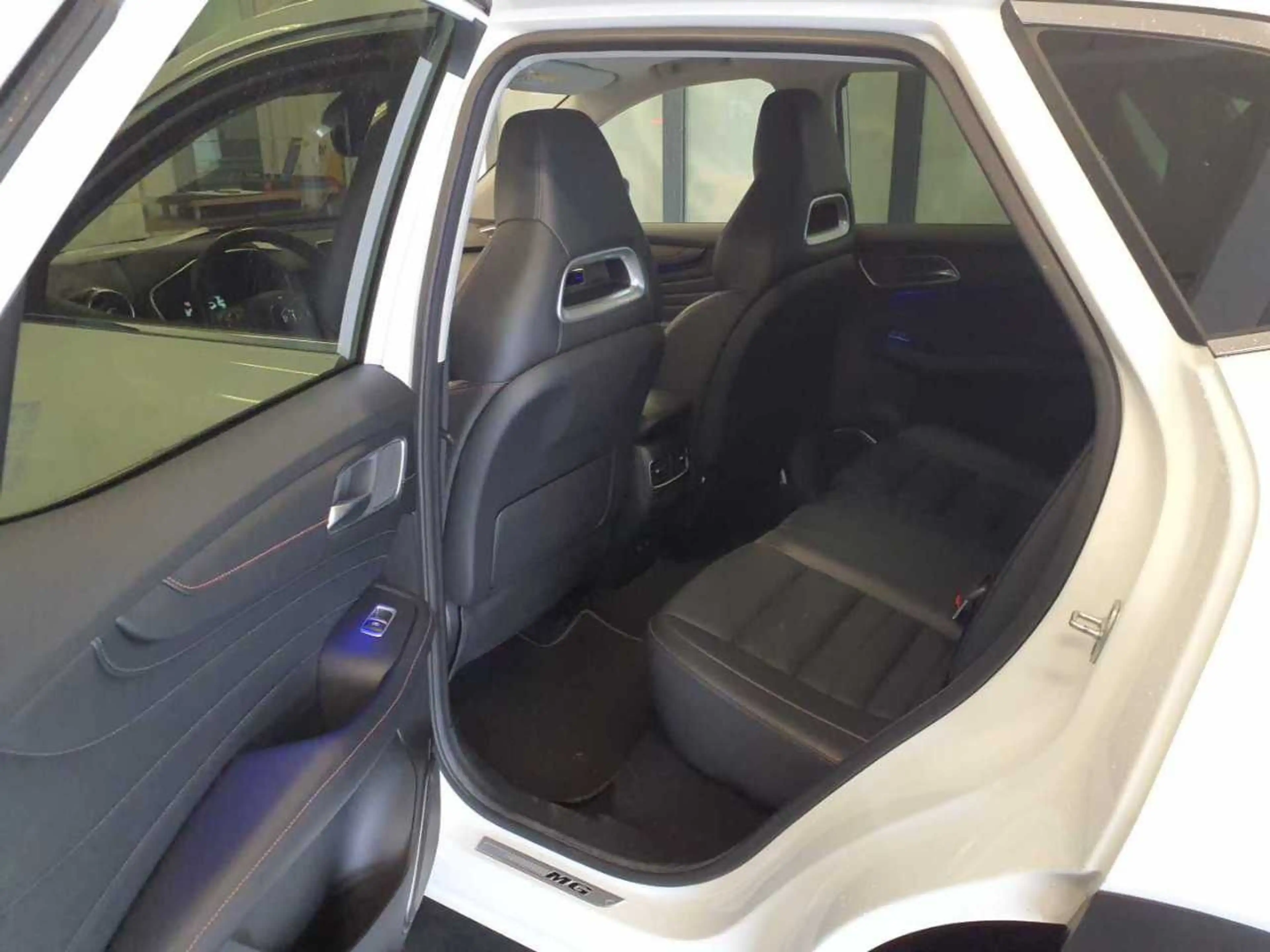 MG EHS PHEV Luxury NAVI LED LEDER SHZ PDC — photo 12