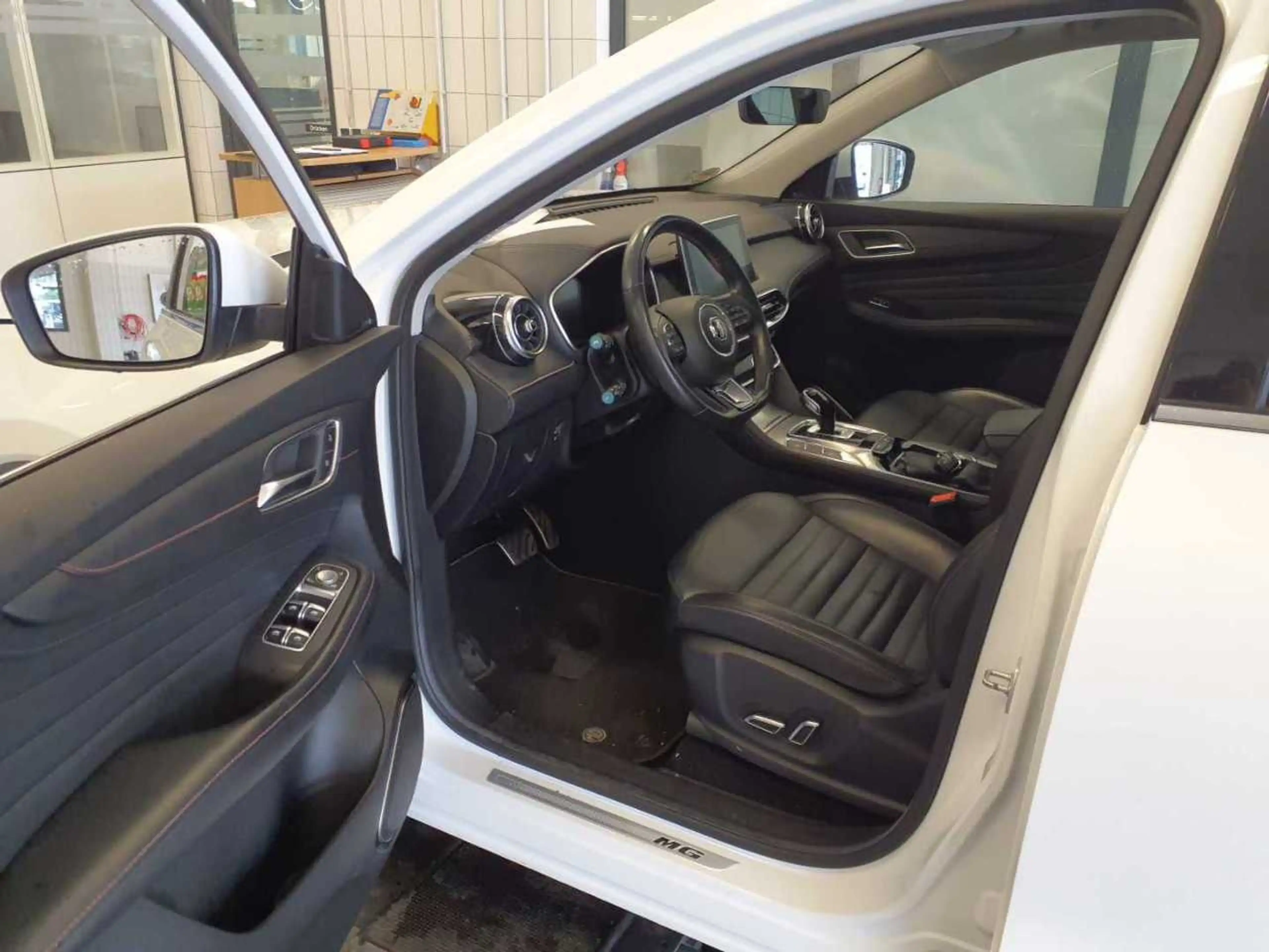 MG EHS PHEV Luxury NAVI LED LEDER SHZ PDC — photo 7