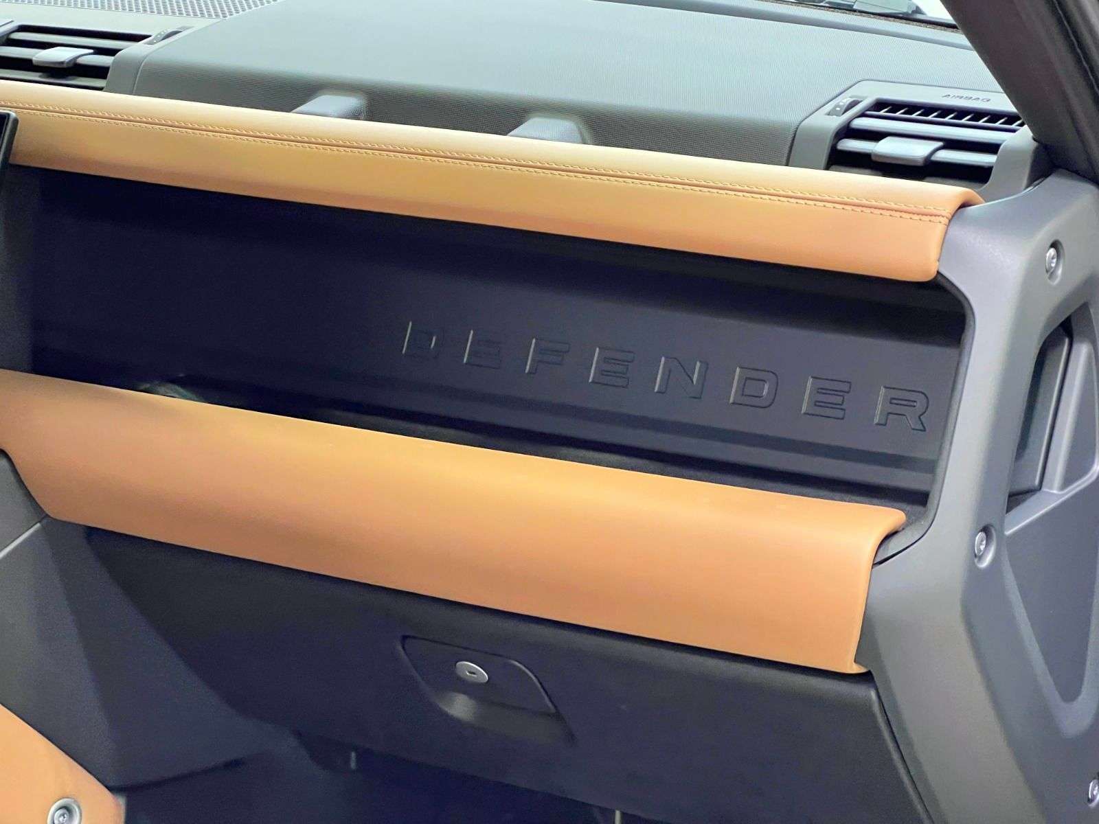 2026 Land Rover Defender 110 P400 S | 7-SEATER thumb 31
