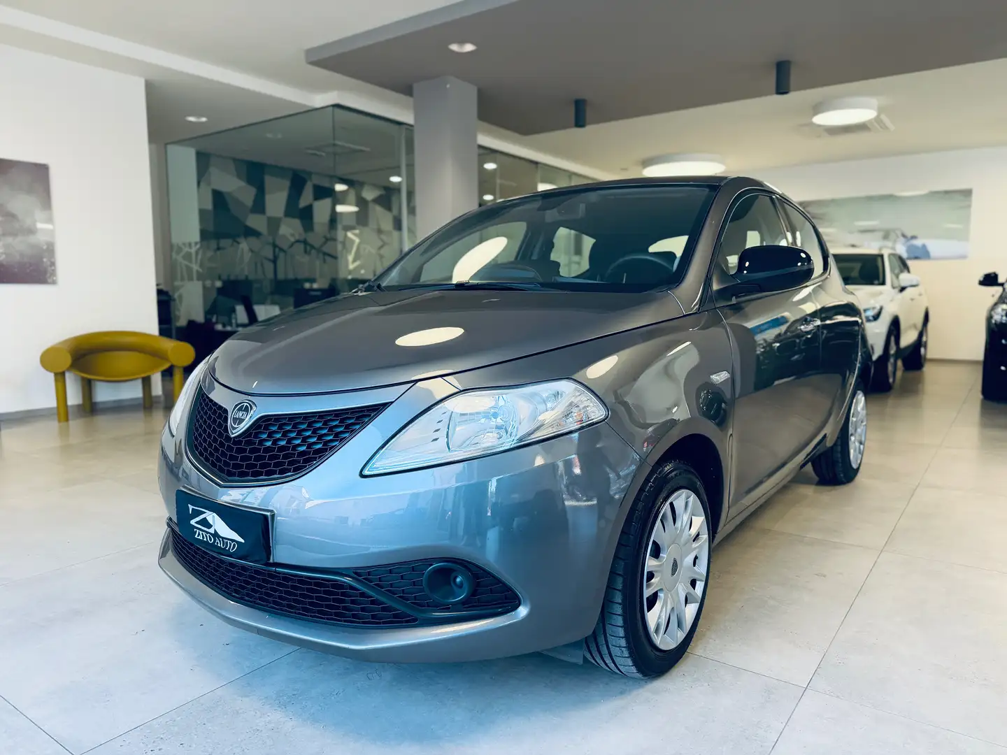 Lancia Ypsilon 1.2 Gold Grijs - 1