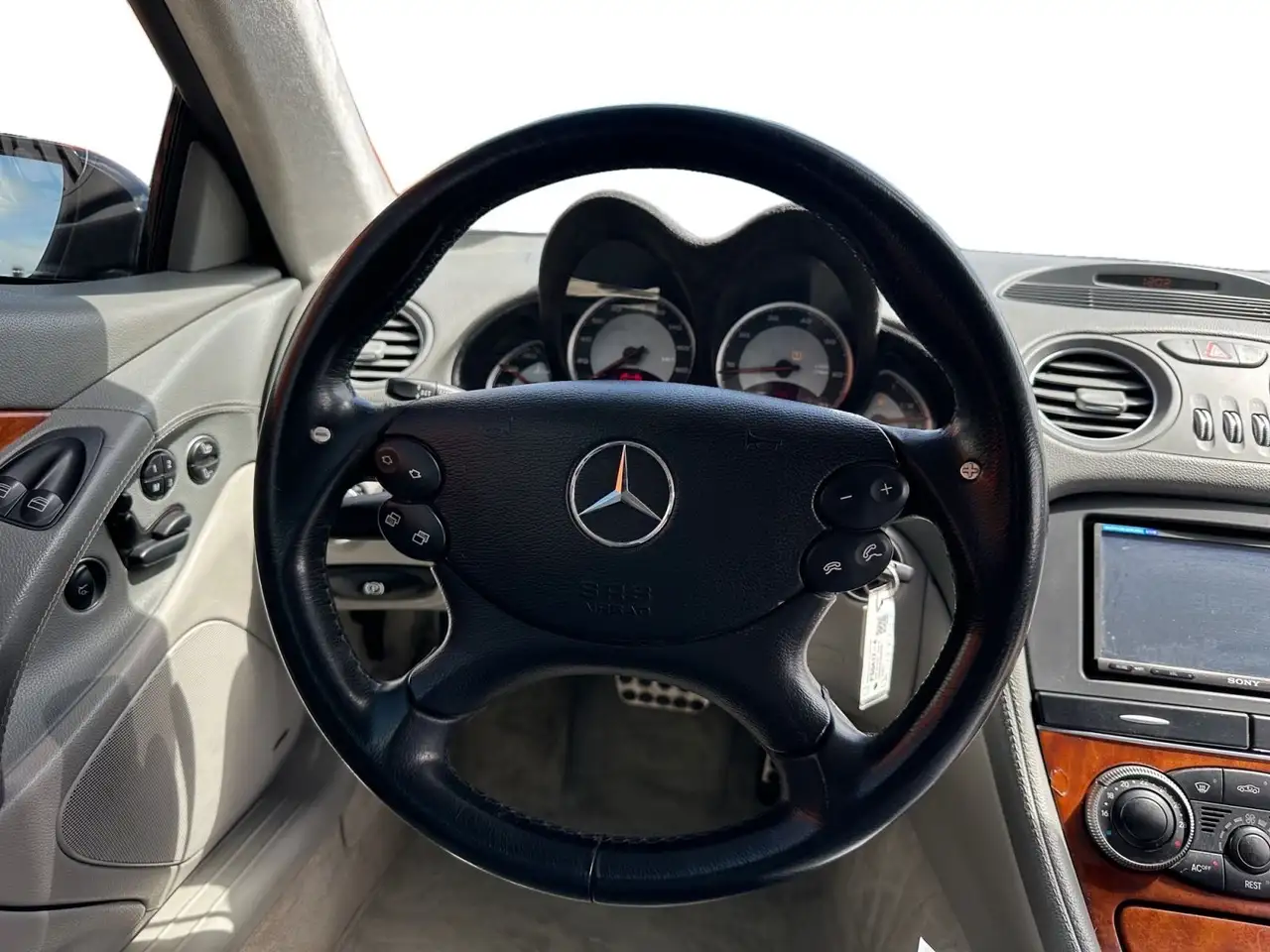 Mercedes-Benz SL снимка Mercedes-Benz SL