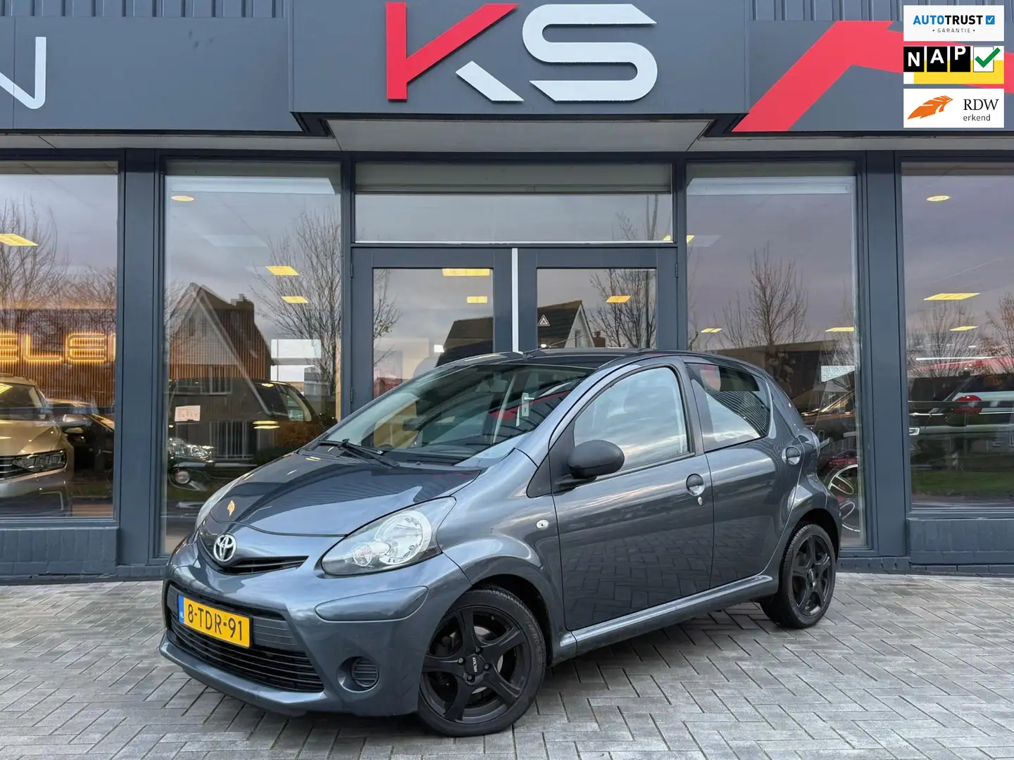 Toyota Aygo 1.0 VVT-i Now Airco Nap 5 deurs Gris - 1