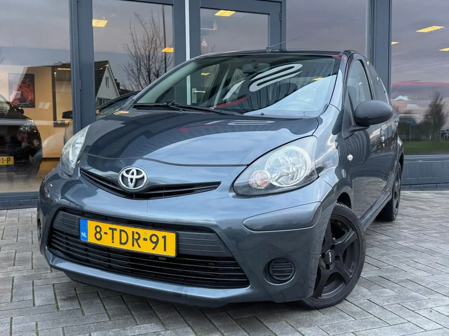 Toyota Aygo 1.0 VVT-i Now Airco Nap 5 deurs Gris - 2