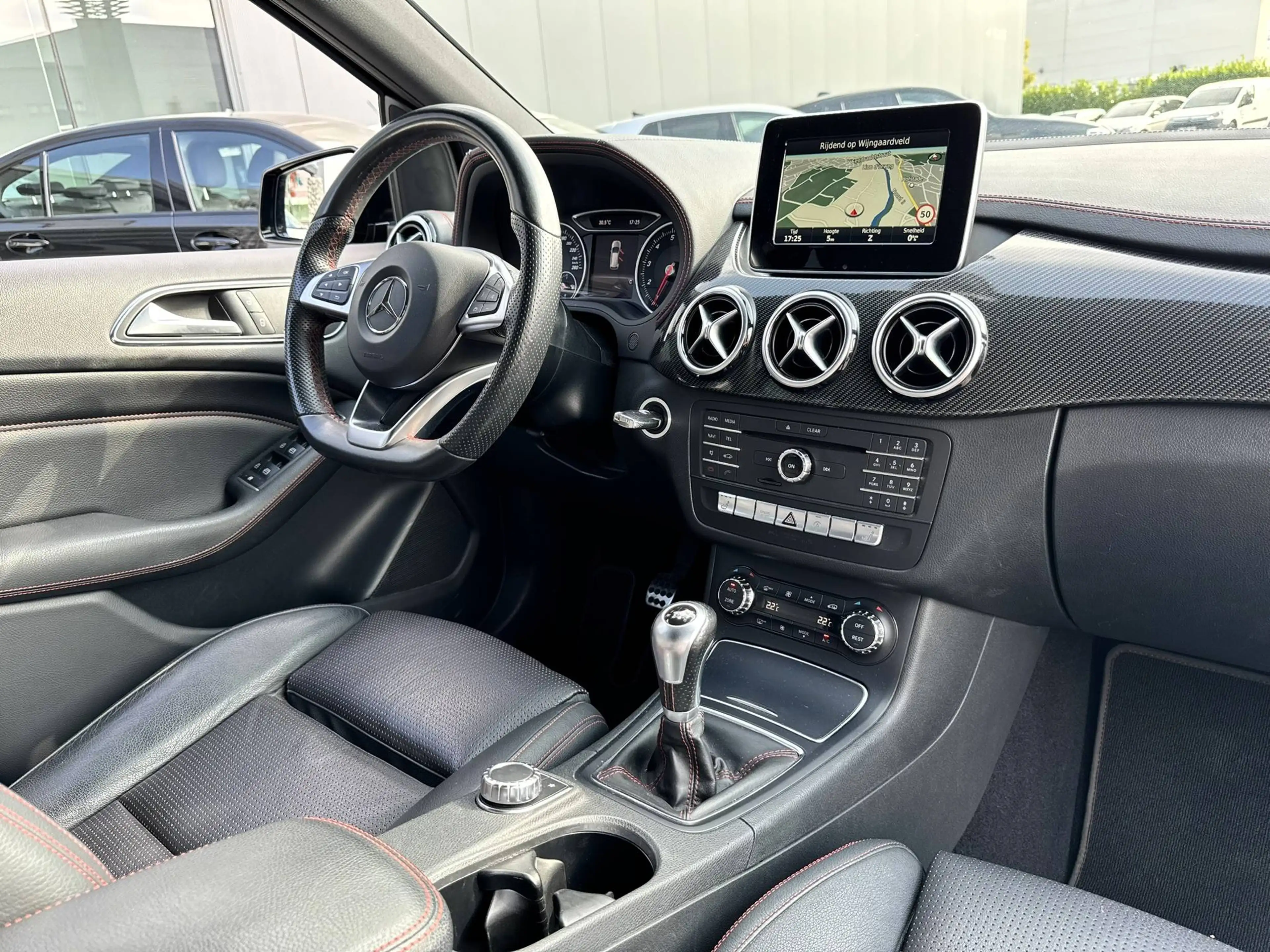 Mercedes-Benz B 200 AMG LINE / BLACK PACK / NAVIGATIE / CAMERA / PDC / WAARBORG — photo 9